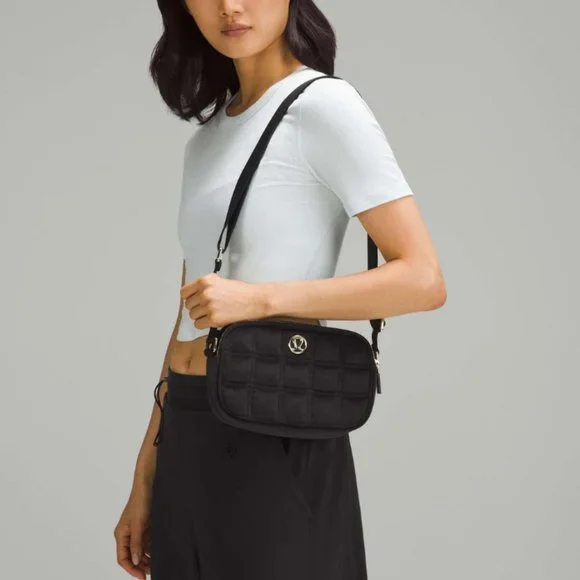 (2367/68) LULULEMON Crossbody Camera Bag 2L *Quilted Velour Blk/Gld - Picture 3 of 4